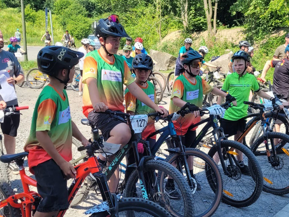 Schüler der Gesamtschule Rödinghausen stehen mit ihren Mountainbikes im Bike Park Lünen am Start eines Wettkampfs. Bei der NRW-Mountainbike-Schulmeisterschaft erreichte das Team den zweiten Platz und qualifizierte sich für die Deutschen Meisterschaften.