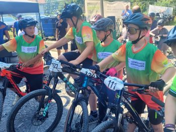 Vier Schüler der Gesamtschule Rödinghausen warten mit ihren Mountainbikes im Bike Park Lünen auf ihren Wettkampfeinsatz. Bei der NRW-Mountainbike-Schulmeisterschaft erreichte das Team den Vizemeistertitel und qualifizierte sich für die Deutschen Meisterschaften.