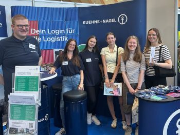 Schülerinnen der Gesamtschule Rödinghausen informieren sich am Stand von Kühne+Nagel über Ausbildungsberufe und tauschen sich mit Auszubildenden aus. Die Gespräche finden im Rahmen der Ausbildungs- und Studienmesse Vocatium in Bielefeld statt.