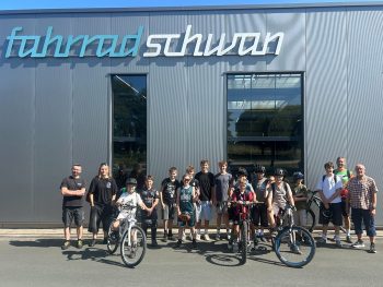 Die Mountainbike-AG der Gesamtschule Rödinghausen steht gemeinsam mit den Mitarbeitenden von Fahrrad Schwan vor dem Fahrradfachgeschäft in Melle. Der Besuch verband technische Einblicke mit einem anschließenden Fahrtraining.