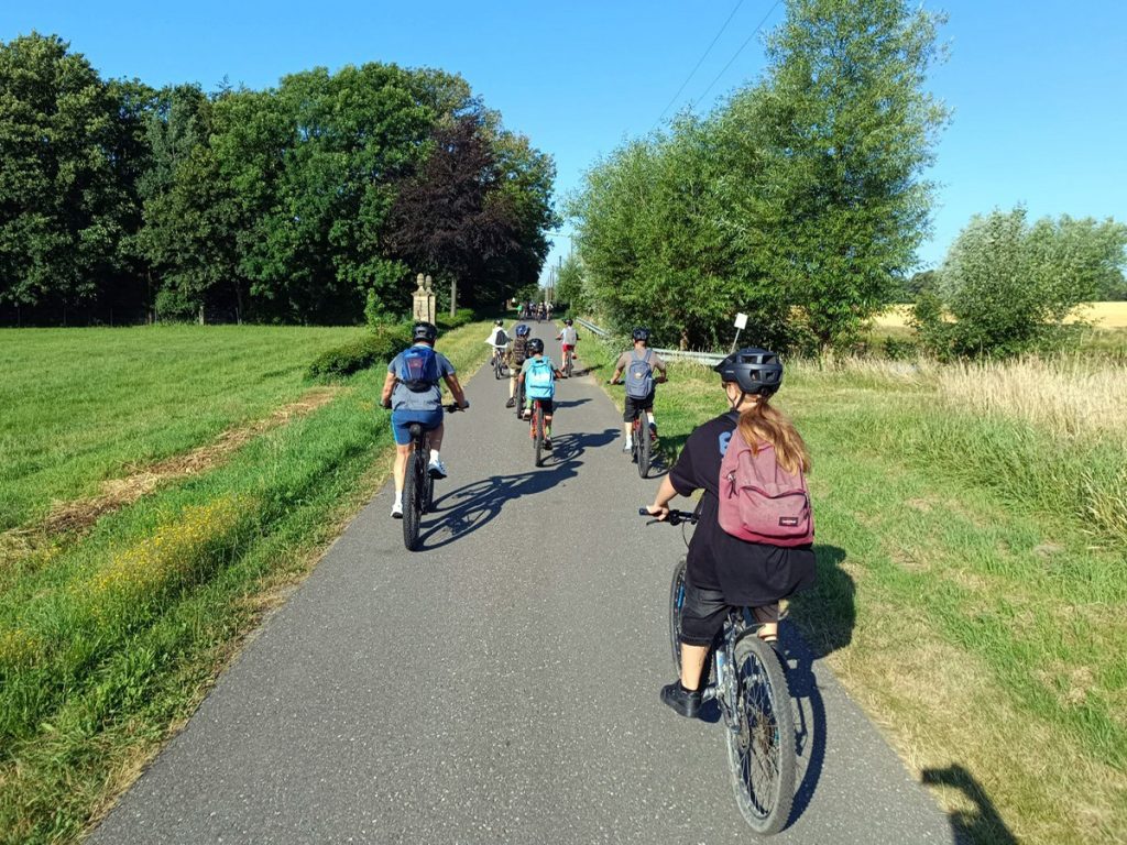 Die Mountainbike-AG fährt gemeinsam über einen Radweg durch die Landschaft rund um Melle. Nach dem Werkstattbesuch führt die Tour zu einem Trail und anschließend zurück Richtung Rödinghausen.