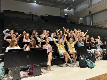Die Klasse 5d sitzt im Hörsaal der Universität Bielefeld und freut sich auf den Besuch des Teutolab Mathematik. Der Ausflug vermittelt den Schülerinnen und Schülern erste Eindrücke vom Studienalltag.
