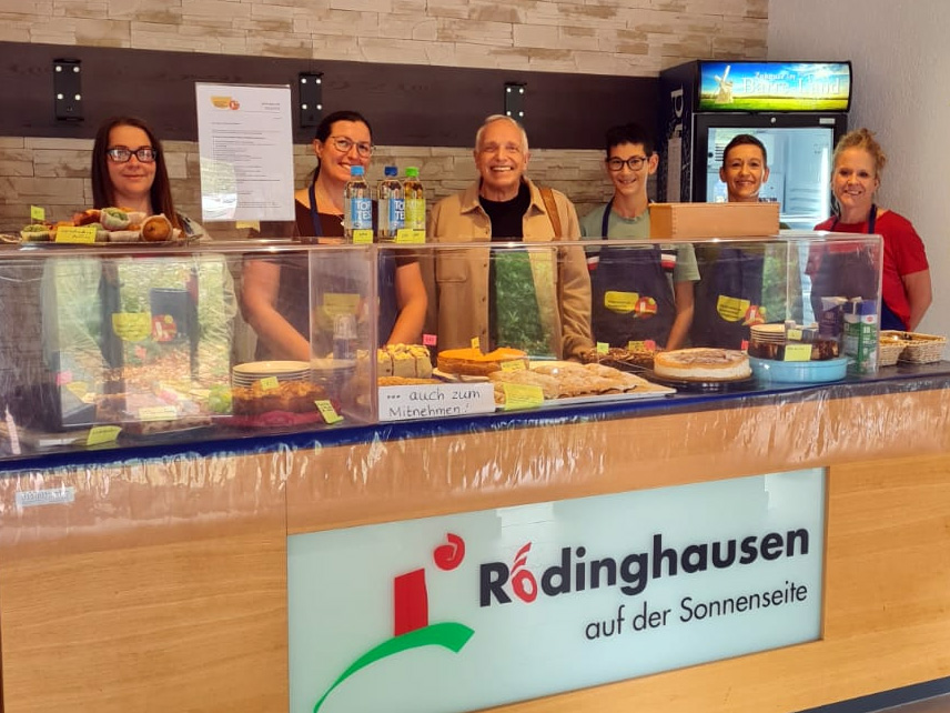 Bürgermeister Siegfried Lux gemeinsam mit Helfer:innen am Stand des Fördervereins der Gesamtschule Rödinghausen beim Tag der Regionen im Haus des Gastes.