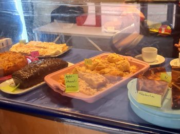 Auswahl selbst gebackener Kuchen am Stand des Fördervereins der Gesamtschule Rödinghausen beim Tag der Regionen.